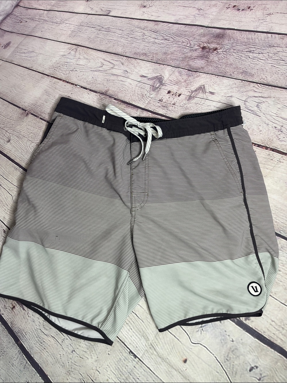 Vuori Men’s Striped Cruise Board Shorts size 33